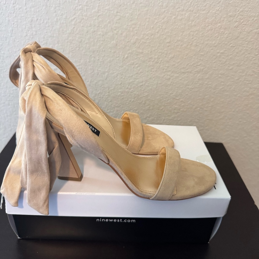 Nine West Women's Kelsie Ankle Wrap Sculpted Heel Sandals Size 9.5 Light Natural